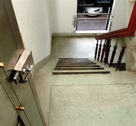 廳房 臥室門對向下樓梯